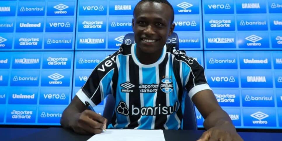 Nathan Fernandes, jogador do Grêmio assinando contrato (Imagem Reprodução Internet)