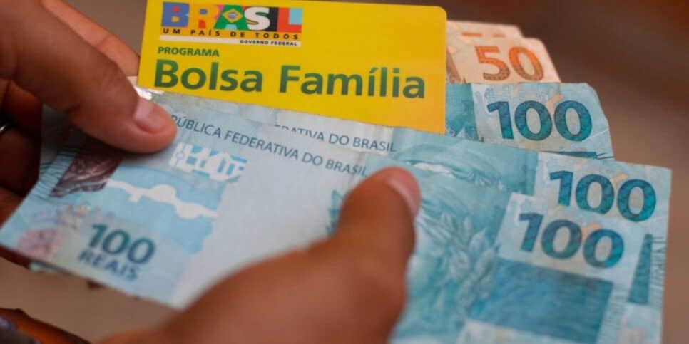 Grupo de beneficiários do Bolsa Família podem receber R$1,8 mil em outubro (Imagem Reprodução Internet)