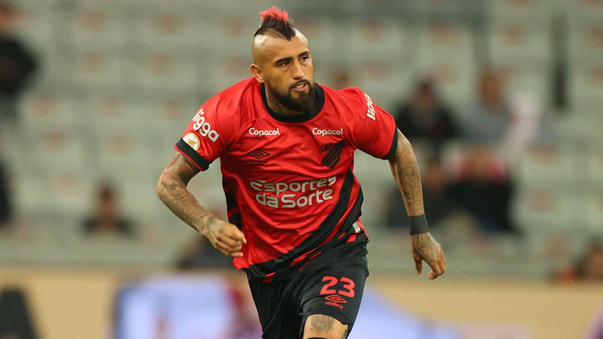 Arturo Vidal relembra conquista em outro clube e revolta torcida do Athletico-PR (Foto: Reprodução/ Divulgação)