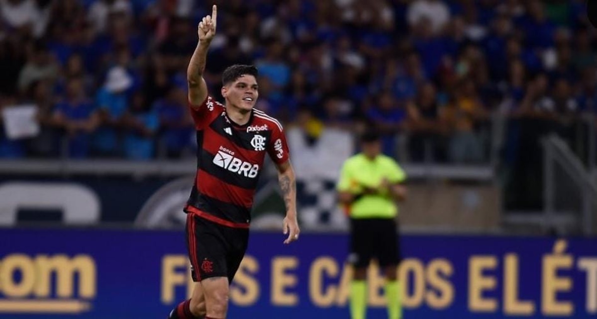 Ayrton Lucas comemora o gol ao Flamengo contra o Cruzeiro na noite de estreia do comando de Tite (Foto: Reprodução/ Instagram)