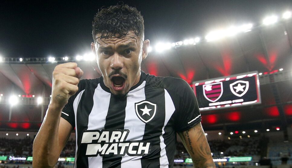 Botafogo Tiquinho Soares já foi sondado por clubes estrangeiros e detalhe de seu contrato vaza (Foto: Reprodução/ Placar)