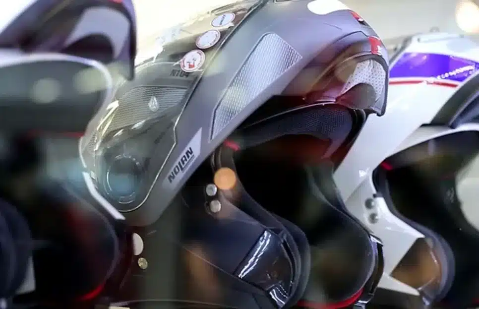 Atenção ao capacete que tem o seu uso proibido (Imagem: Reprodução)