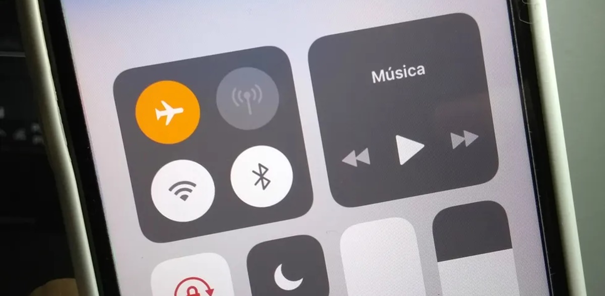 Colocar no modo avião é um segredo que ajuda a carregar seu celular mais rápido (Foto: Reprodução/ Internet)
