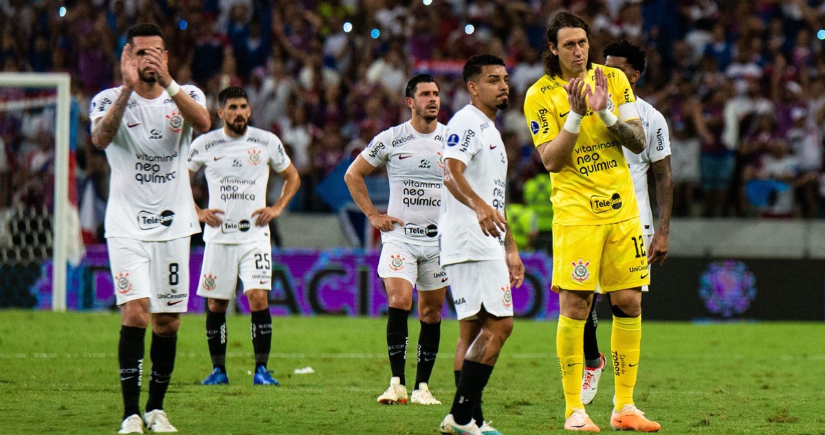 Elenco do Corinthians após ser eliminado pelo Fortaleza na Copa Sul-Americana 2023 (Foto: Reprodução/ GettyImages)