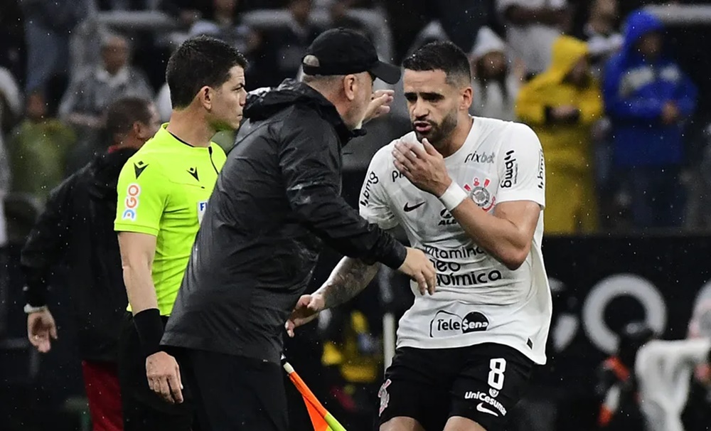 Renato Augusto informa fortes dores na panturrilha a Mano Menezes e acaba substituído (Foto: Reprodução/ Marcos Ribolli/ GE)