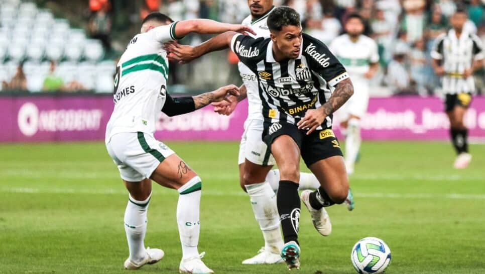 Marcos Leonardo, do Santos, com posse de bola em confronto contra o Coritiba (Foto: Reprodução/ Icon Sport)
