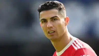 Imagem do post Urgente: Cristiano Ronaldo pode ser punido pelo Irã e levar 100 chibatadas após beijar iraniana