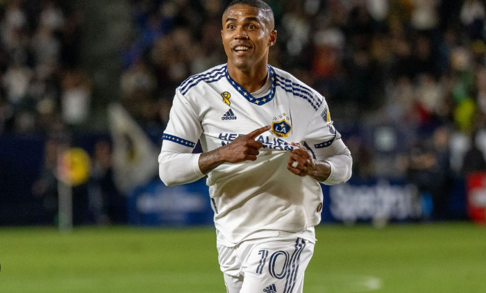 Douglas Costa vira alvo nº 1 de gigante da Série A e notícia choca (Foto: Reprodução)