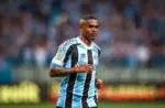 Sem contrato, Douglas Costa estuda propostas da Arábia Saudita (Foto: Lucas Uebel/Divulgação Grêmio)