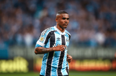 Imagem do post Com futuro incerto, Douglas Costa estuda propostas da Arábia Saudita e clube gigante brasileiro entra em disputa