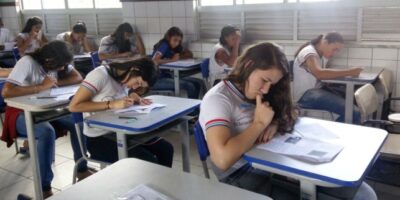 Imagem do post Alunos do ensino médio vão passar a receber dinheiro para estudar