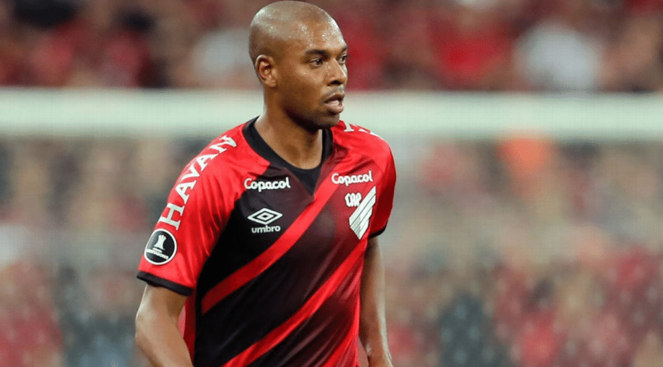 Fernandinho é punido pelo STJD e ficará mais um jogo suspenso (Foto: Heuler Andrey/Getty Images)