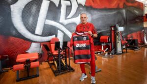 Tite no CT do Ninho do Urubu, no Flamengo (Foto: Reprodução/ Marcelo Cortes/ CRF)