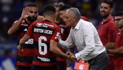 Tite chama seus jogadores para dar instruções (Foto: Reprodução/ Marcelo Cortes/ CRF)