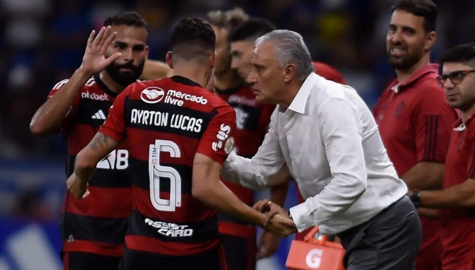 Tite chama seus jogadores para dar instruções (Foto: Reprodução/ Marcelo Cortes/ CRF)