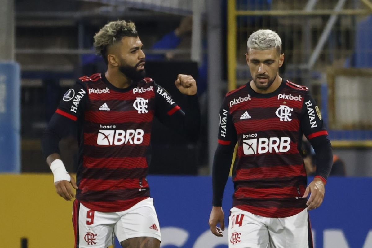 Gabigol e Arrascaeta em jogo do Flamengo (Foto: EFE)