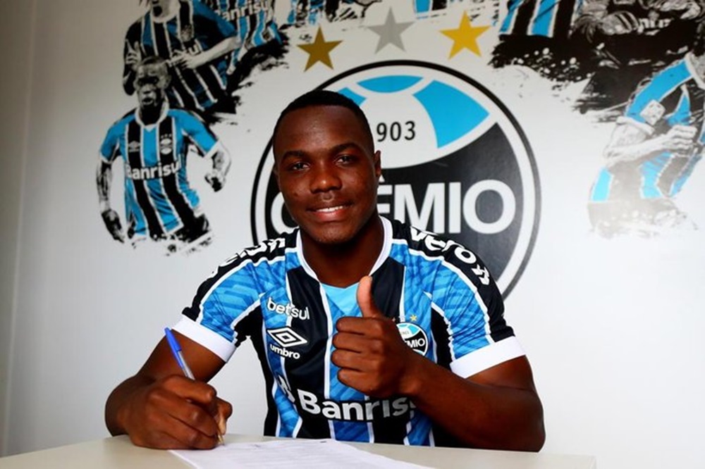 Mateo Velasco quando fechou com o Grêmio e assinando contrato (Foto: Reprodução/ Divulgação)