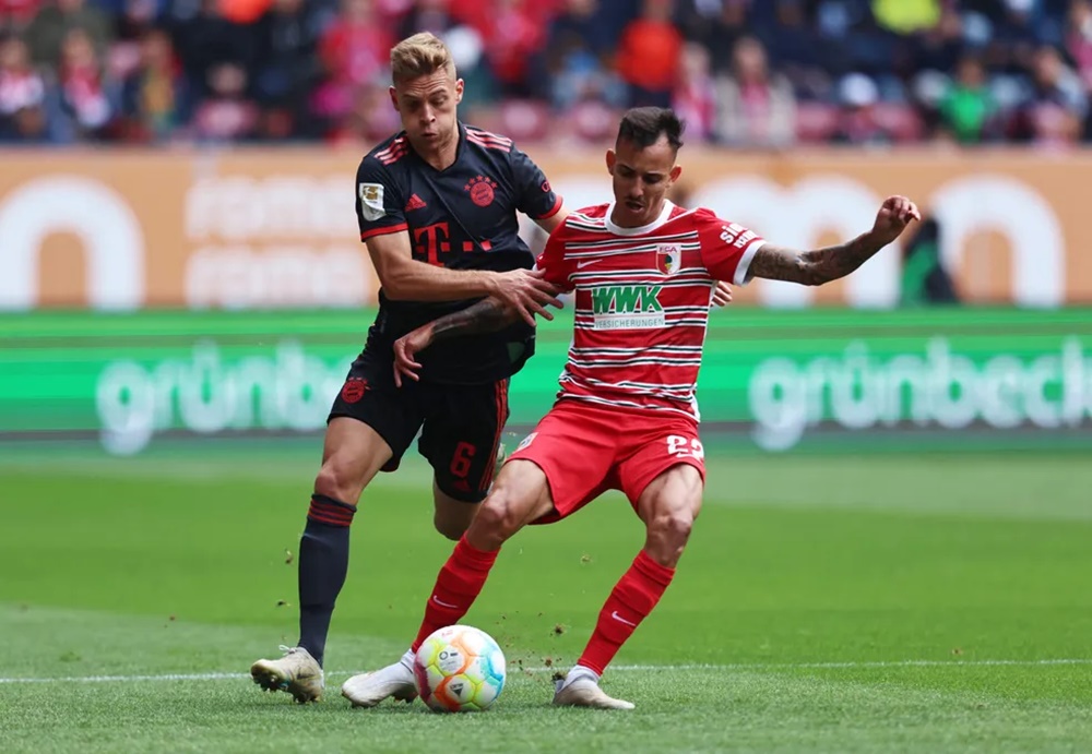 Iago, jogador do Augsburg, da Alemanha, é alvo de disutad acirrada no Flamengo e Palmeiras (Foto: Reprodução/Lukas Barth/Reuters)