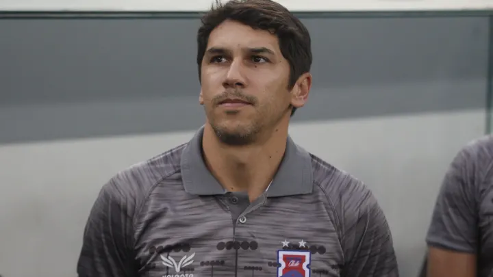 Treinador Lúcio Flávio agora comanda o Botafogo (Foto: Reprodução)