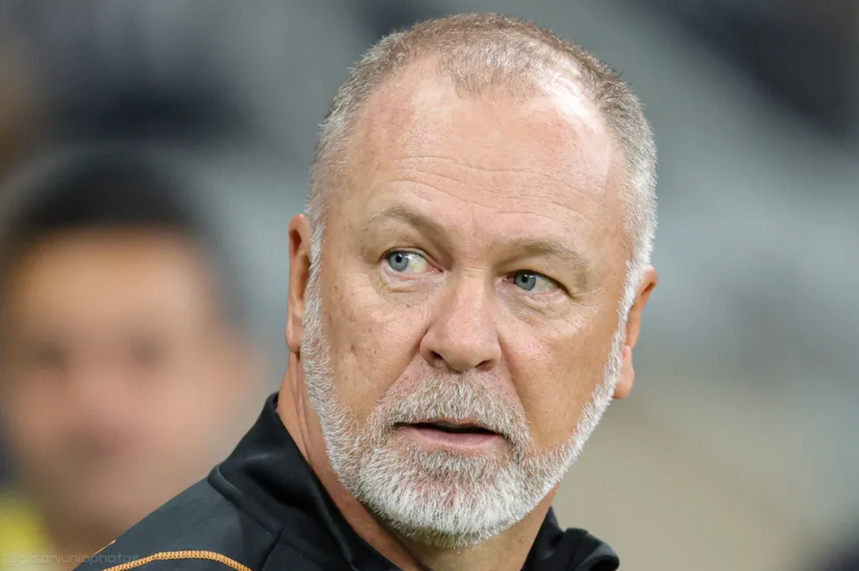 O técnico acabou perdendo a paciência durante jogo (Foto: Gilson Junio/AGIF)