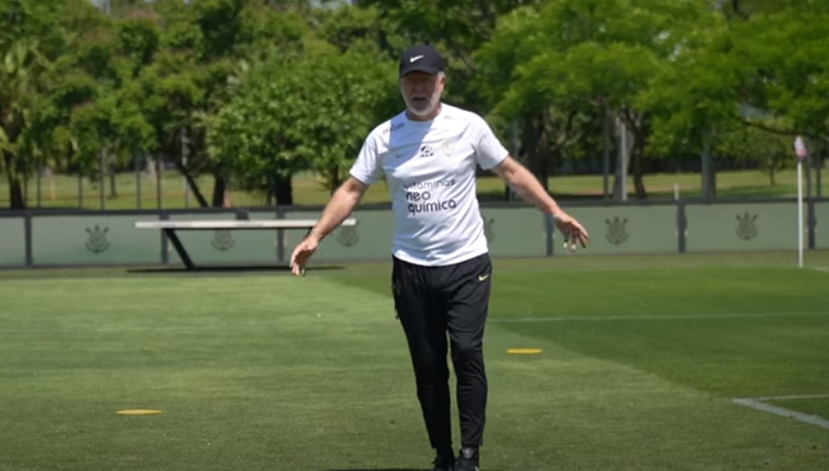 O famoso técnico de futebol falou sobre como estão as coisas no Timão durante as eleições (Foto: Reprodução/ Corinthians TV/ YouTube)