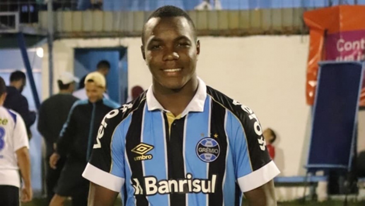 Colombiano Mateo Velasco, de 21 anos, terá todos direitos pagos em sua rescisão, segundo jornalista (Foto: Reprodução/ Divulgação/ Grêmio)