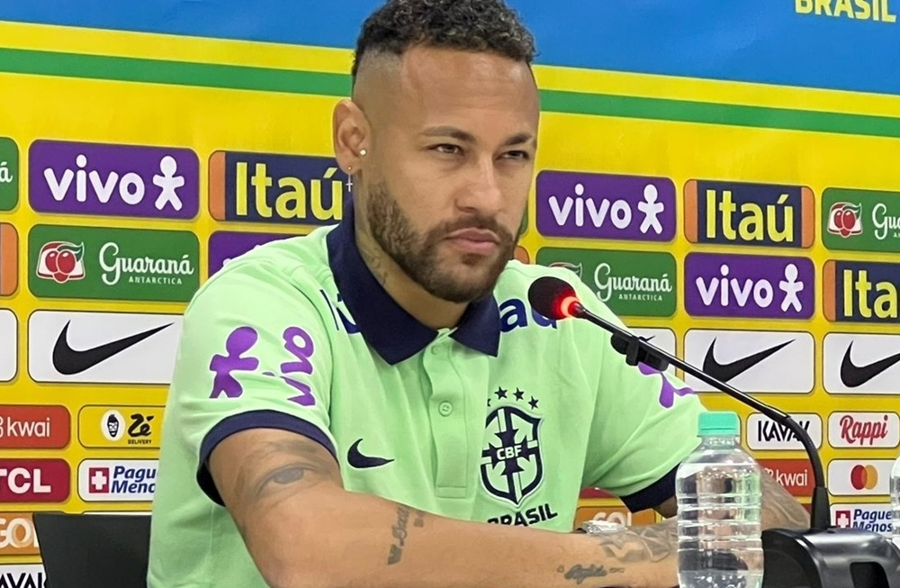 Neymar em coletiva de imprensa pela Seleção Brasileira falou da saída do PSG (Foto: Reprodução/ UOL)