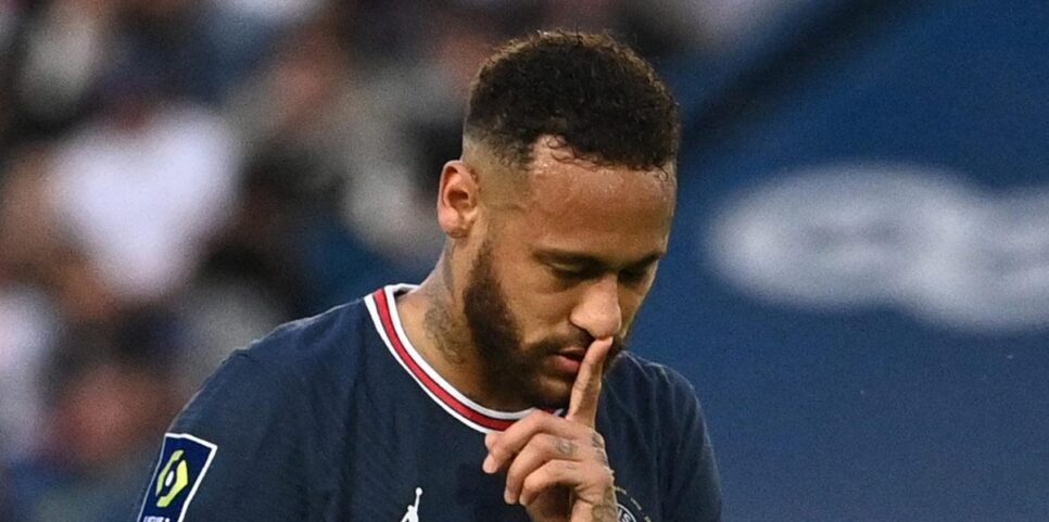 Neymar quando atuava no PSG; craque rebate fake news sobre saída do time francês (Foto: Reprodução/ GettyImages)