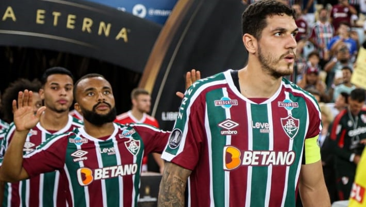 Nino entrando em campo com o elenco do Fluminense sob comando de Fernando Diniz (Foto: Reprodução/ Divulgação/ Instagram)