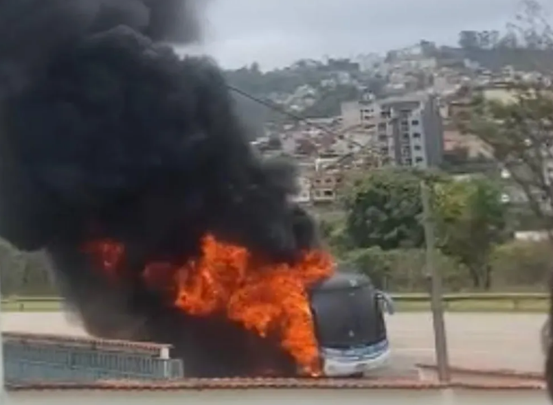 Urgente! Ônibus com delegação do Vasco pega fogo na estrada (Foto: Reprodução)