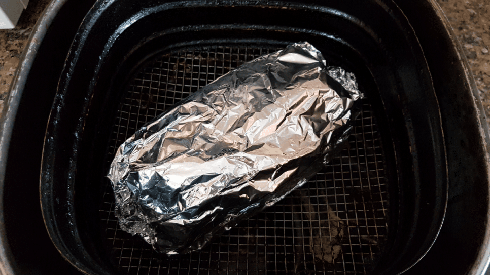 Descubra o jeito certo de usar papel alumínio na air fryer (Imagem: Reprodução)