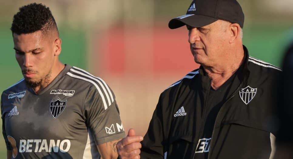 Paulinho do Galo conversa com Felipão nos treinos do Atlético-MG (Foto: Reprodução/ Pedro Souza)