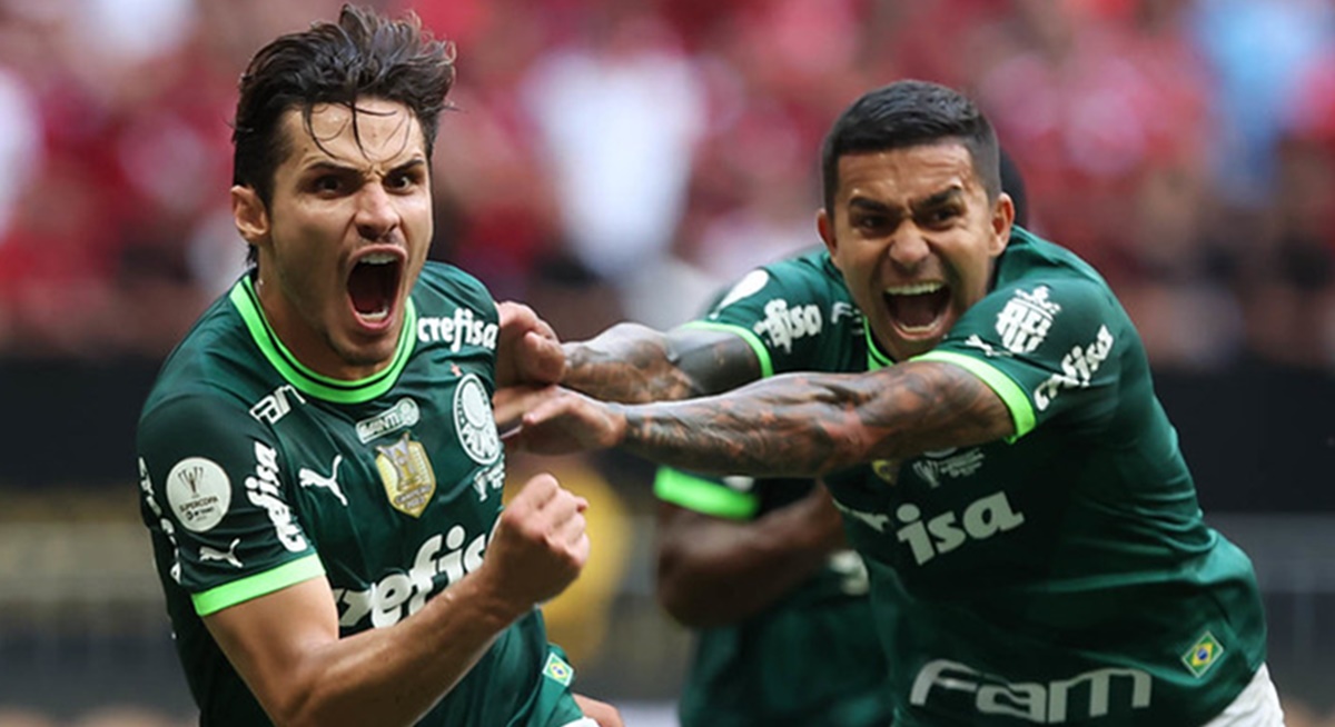 Camisas do Palmeiras geram receitas milionárias ao clube; Raphael Veiga e Dudu celebrando gol (Foto: Reprodução/ Cesar greco/ SE Palmeiras)