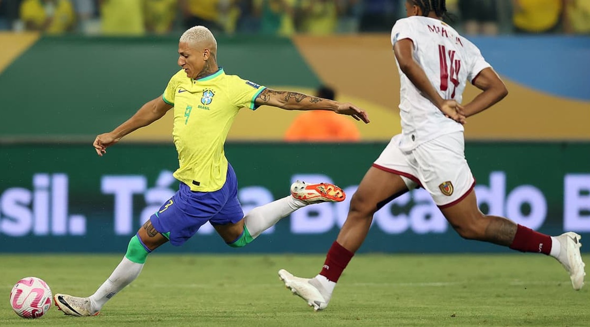 Richarlison iniciou jogo contra o Uruguai do banco de reservas e foi acionado após lesão de Neymar (Foto: Reprodução/ CBF)