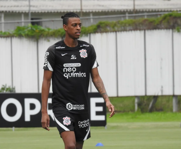 O famoso jogador de futebol do Vasco está cobrando o Corinthians (Foto: Reprodução)