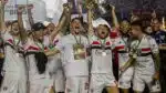 Elenco de jogadores do São Paulo celebrando conquista da Copa do Brasil 2023 (Foto: Reprodução/ Wesley Santos/ SPFC/ Divulgação)