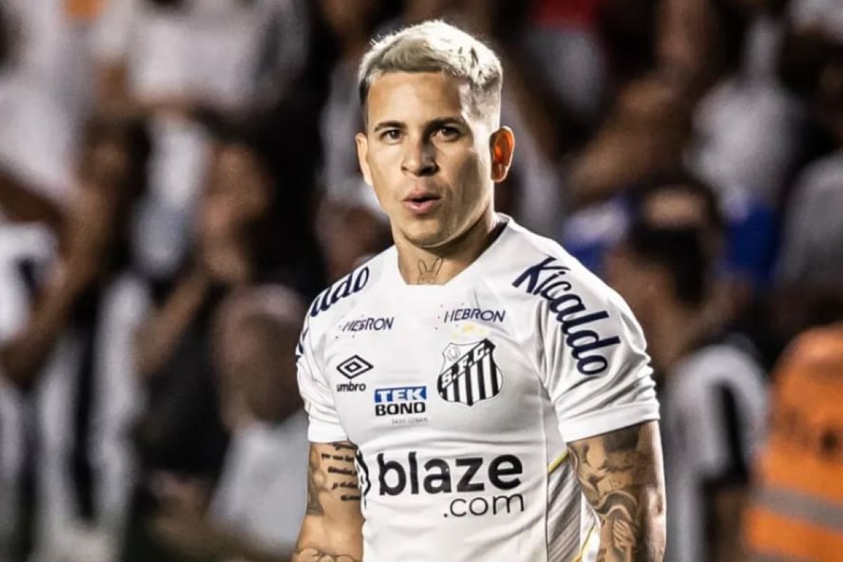 O jogador Soteldo atua pelo Santos