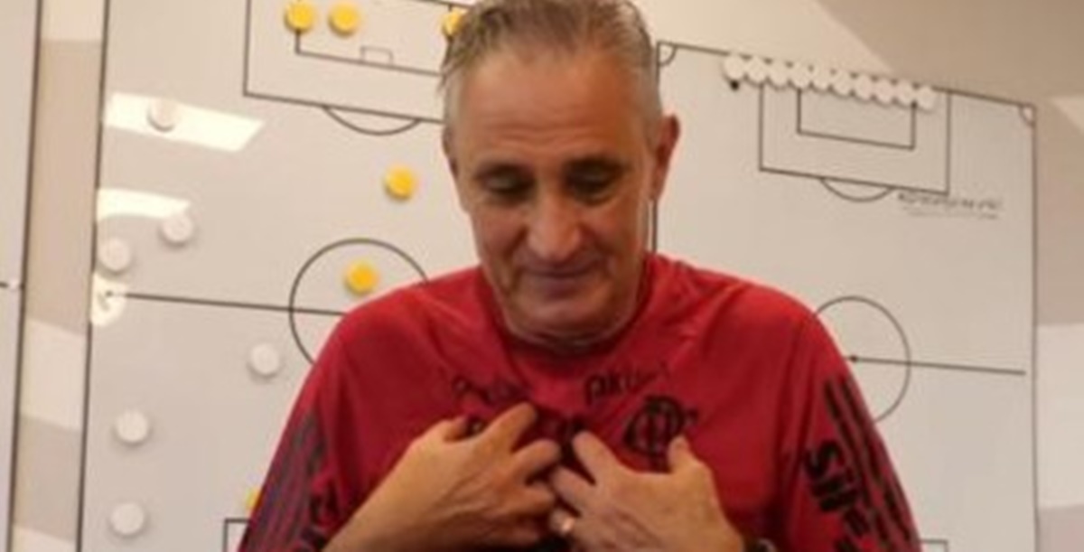 Técnico Tite se mostra emocionado com terço do rubro-negro que remete sua falecida mãe (Foto: Reprodução/ CRF/ Marcelo Cortes)