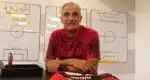 Treinador Tite em sua sala no Flamengo; ele recebeu uma emocionante surpresa da diretoria do clube (Foto: Reprodução/ Marcelo Cortes/ CRF)