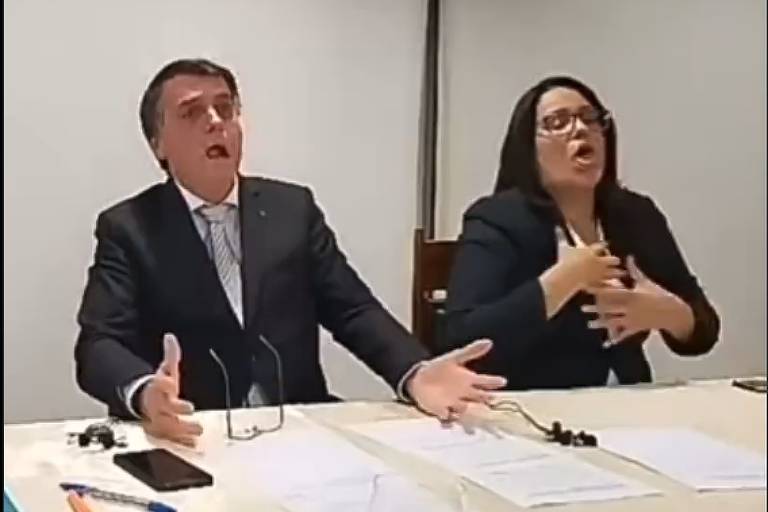 Ex-presidente Jair imitando uma pessoa com falta de ar (Foto: Reprodução)