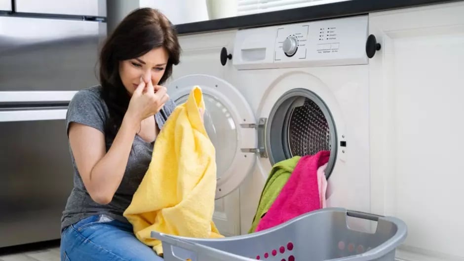 Chega de odor de mofo em roupas lavando e secando desta maneira (Foto: Reprodução)