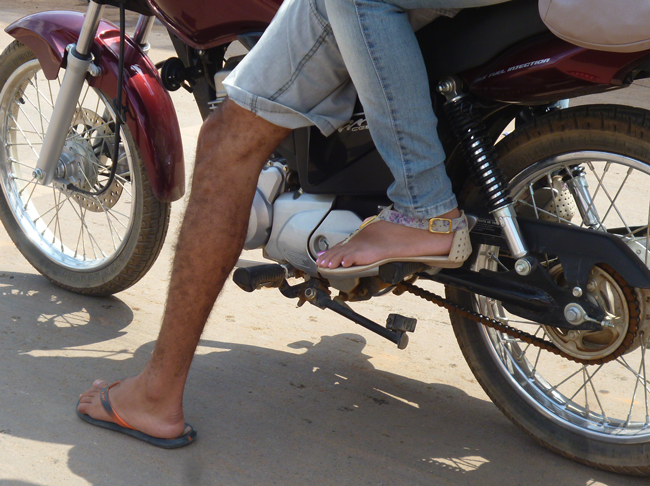 Andar de moto de chinelo (Foto: Reprodução) Infrações