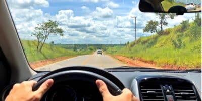 Motorista ao volante (Imagem Reprodução Internet)
