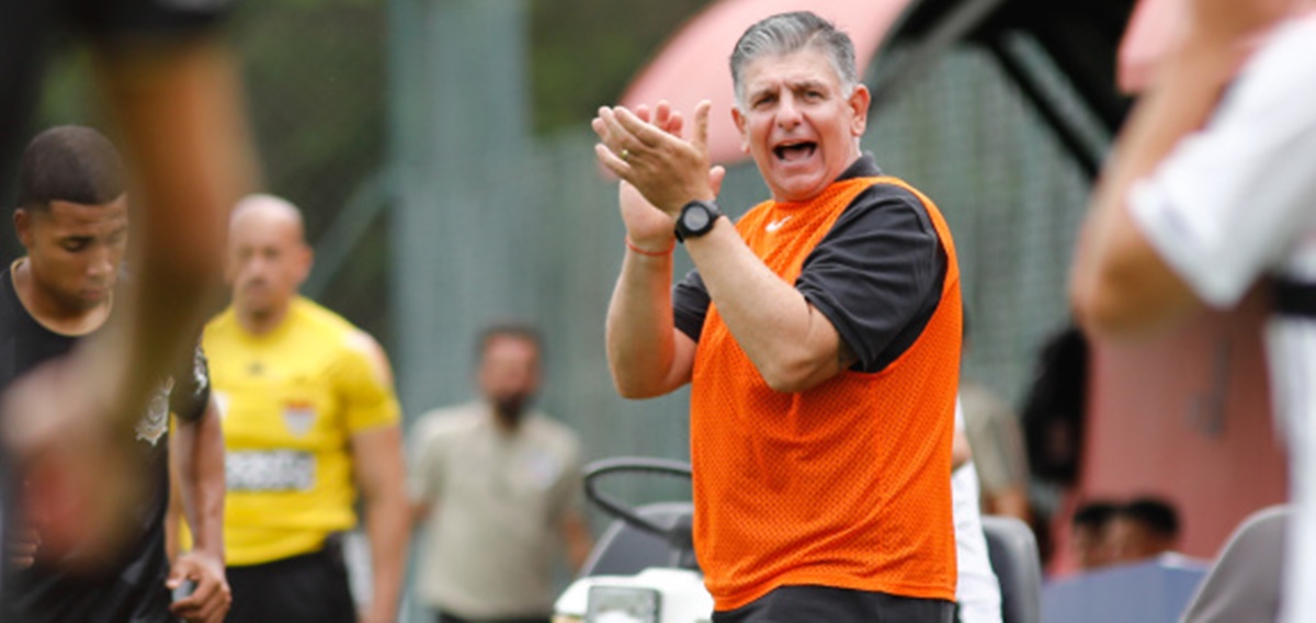 Técnico Guilherme Dalla Déa comandando os treinos do elenco Sub-17 do Corinthians (Foto: Reprodução/ Rodrigo Gazzanel / Agência Corinthians)