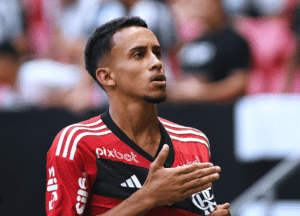 O famoso jogador de futebol, Matheus Gonçalves deve jogar na equipe titular do rubro-negro (Foto: Reprodução)