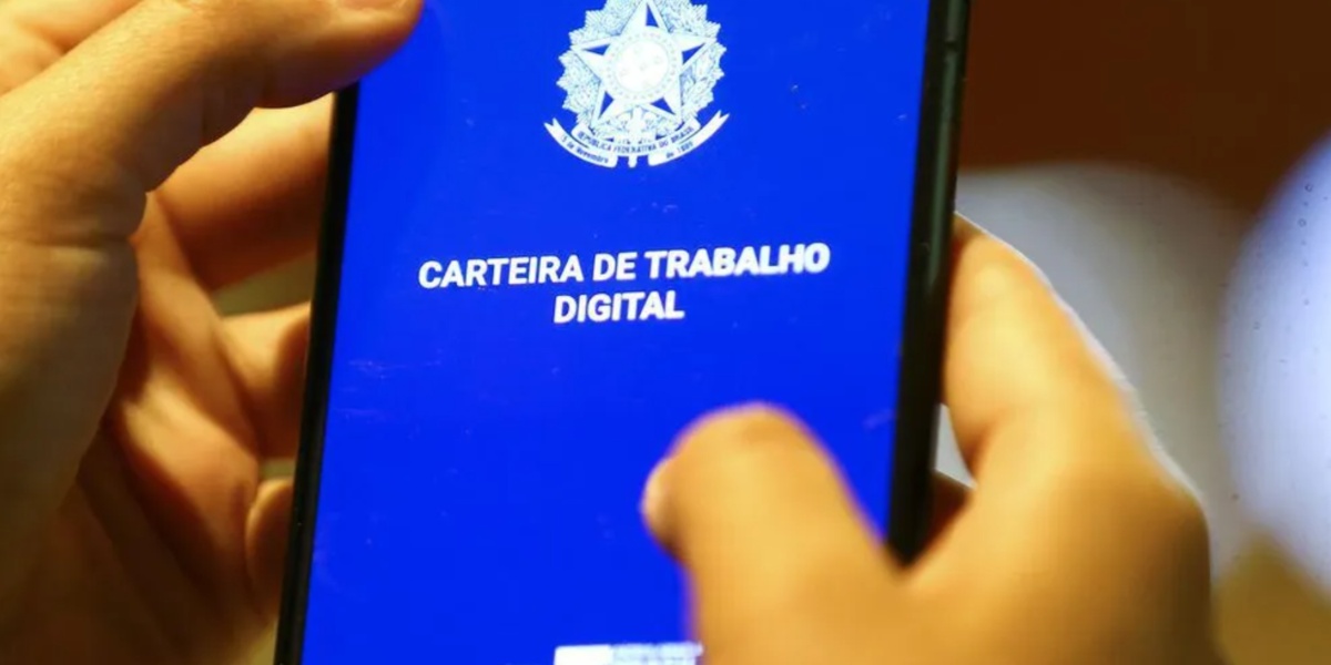 Salário emprego áreas Trabalhador acessando o aplicativo da carteira de trabalho digital (Imagem Reprodução Internet)