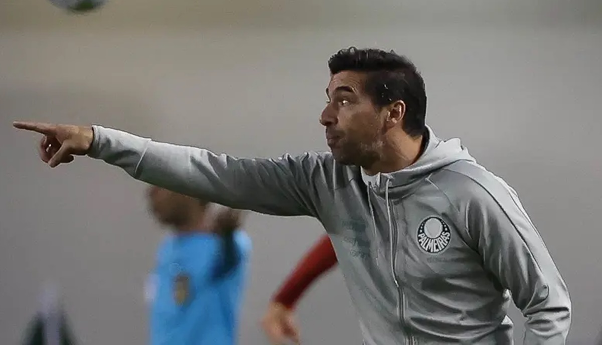 Abel Ferreira dando comandos durante embate contra o Athletico-PR (Foto: Reprodução/ Cesar Greco/ SE Palmeiras)