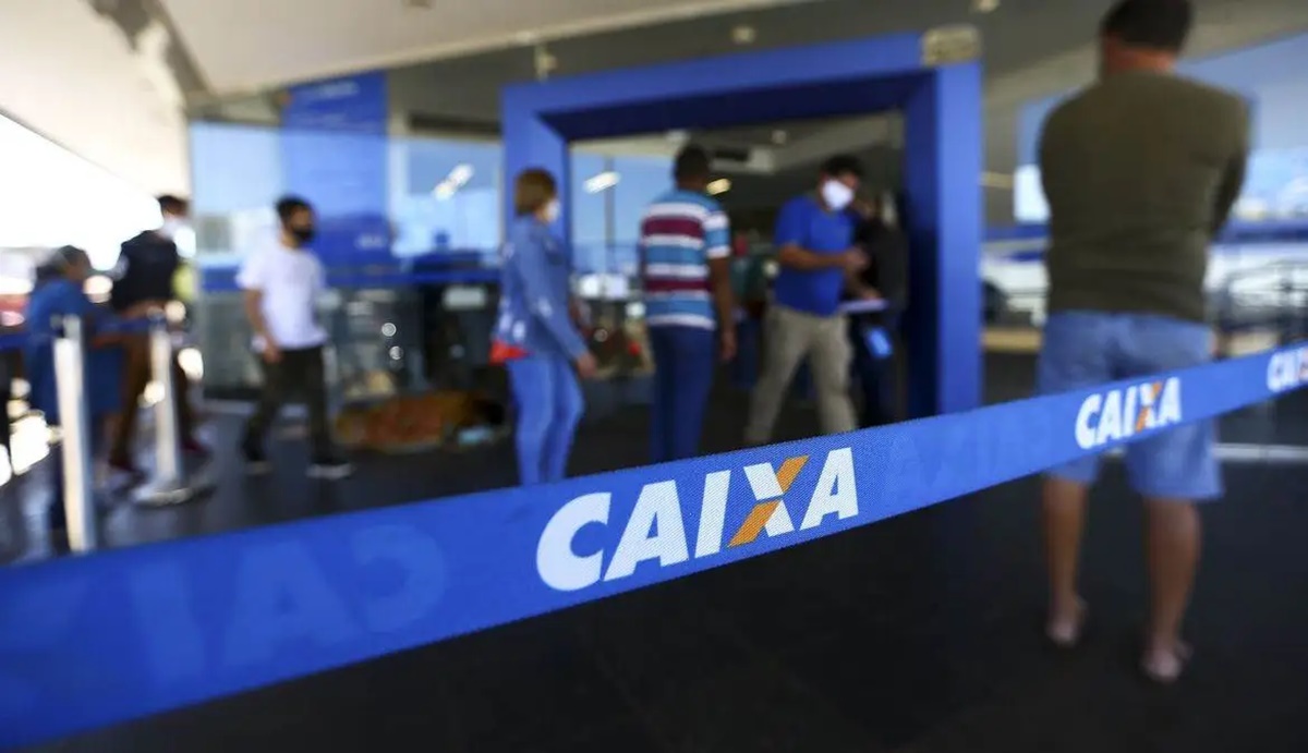 Fila em porta de agência da Caixa Econômica: seguro-desemprego pode ser dado entrada online (Foto: Reprodução/ Marcelo Camargo/ Agência Brasil)