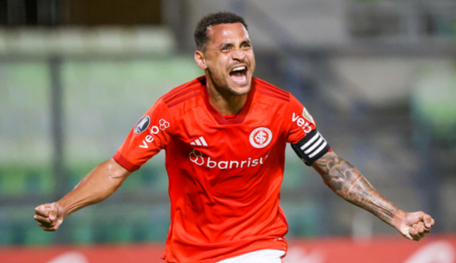 O famoso jogador de futebol do Internacional, Alan Patrick foi elogiado pelo técnico da seleção (Foto: Reprodução)