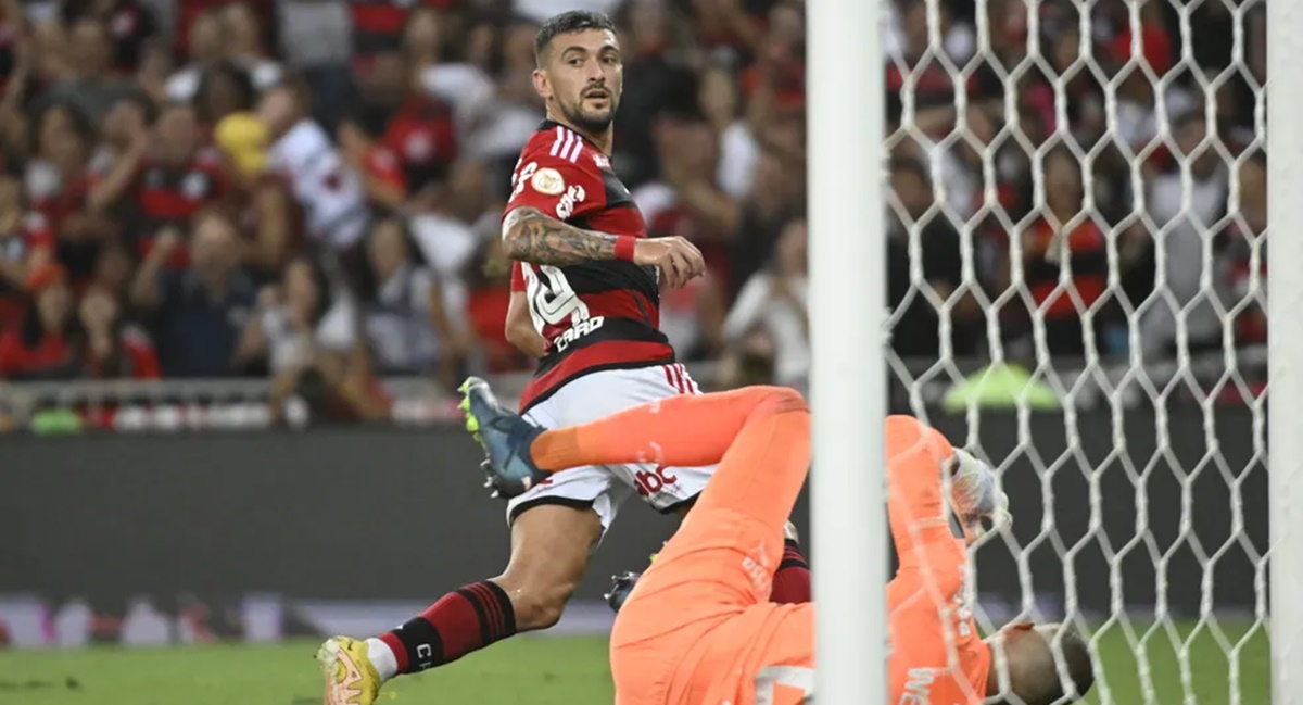 Arrascaeta marcouo segundo gol do Flamengo em cima do Palmeiras em rodada do Brasileirão (Foto: Reprodução/ André Durão/ GE)